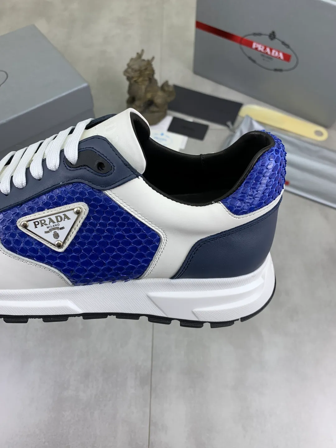 Men's men's shoes💰P580💰【New model】Top quality, new popular models on the official website, which will never go out of style for a century,🆘 The trendy brand (Prada) mainly promotes popular models, avant-garde and versatile fashionable men's shoes, privately molded, with cowhide splicing and 1:1 oil edge treatment... fashionable and simple, original imported cowhide with python skin, cowhide leather lining for feet; the atmosphere and personality are more fashionable, eye-catching and pursuing class. It will subvert the old idea and be a must-have for fashionistas who want to spend time with you! Must keep it! High-end comfortable and low-cost, high-end quality workmanship. Size: 38-44 Various colors available. full package